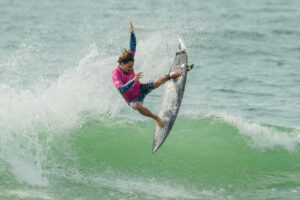 Potiguar Mateus Sena fecha o ano entre os quatro melhores surfistas do Brasil no ranking da CBSurf