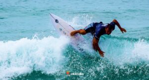 Surfe conecta jovens e atletas experientes em Ubatuba