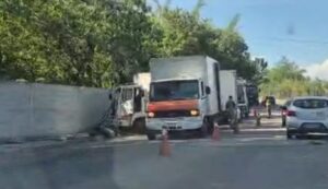 VÍDEO: Acidente com caminhão derruba poste na zona leste de São José dos Campos