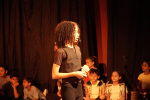 Polo de Educação Integrada de Ilhabela emociona público com espetáculo “Seres Alados, nossos aliados – o dia que o céu voltou a cantar”