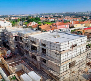 Prefeitura de Ilhabela oferece curso gratuito de construção com tecnologia italiana que permite obras até 70% mais rápidas