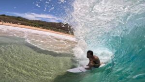 Talentos da casa marcam presença em circuito mundial de surfe que acontece em Guarapari