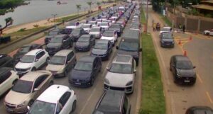 Fila de espera na balsa de Ilhabela a São Sebastião gera impacto no trânsito marítimo