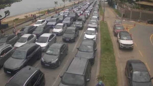 Fila da balsa entre Ilha Bela e São Sebastião chega a 3 horas neste domingo