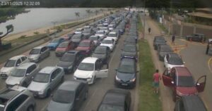 Travessia de balsa em Ilhabela registra fila de até 3h30 neste domingo