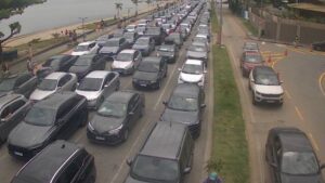 Fila de espera na balsa entre Ilhabela e São Sebastião chega a três horas na volta do feriadão