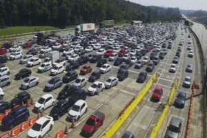 Feriado prolongado deve trazer quase 300 mil veículos ao litoral de São Paulo; veja a programação nas rodovias