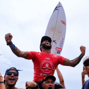 Após seis anos, Jadson André volta a vencer na WSL e conquista etapa do Circuito Banco do Brasil de Surfe
