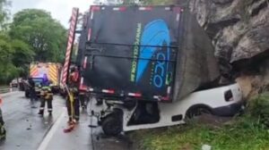 Caminhão tomba e esmaga picape em estrada no interior de SP