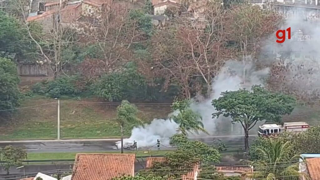 VÍDEO: Bombeiros controlam incêndio em carro em São José dos Campos, SP