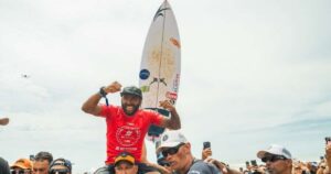 Jadson André vira na última onda e conquista título histórico da WSL no Espírito Santo