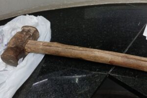 Homem é preso por agredir ex-companheira com golpes de marreta, em Nazaré Paulista