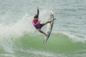 Mateus Sena fecha 2025 entre os quatro melhores surfistas do Brasil