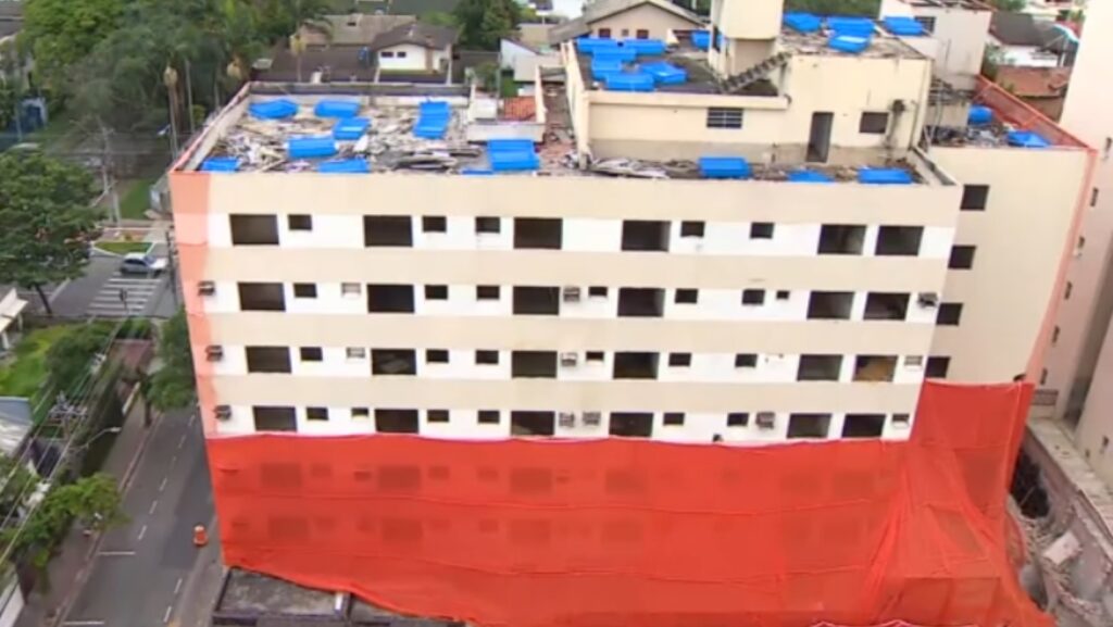 50 kg de explosivos, drones com água, piscinas de plástico e 9 mil toneladas de escombros: veja curiosidades da implosão de hotel em São José