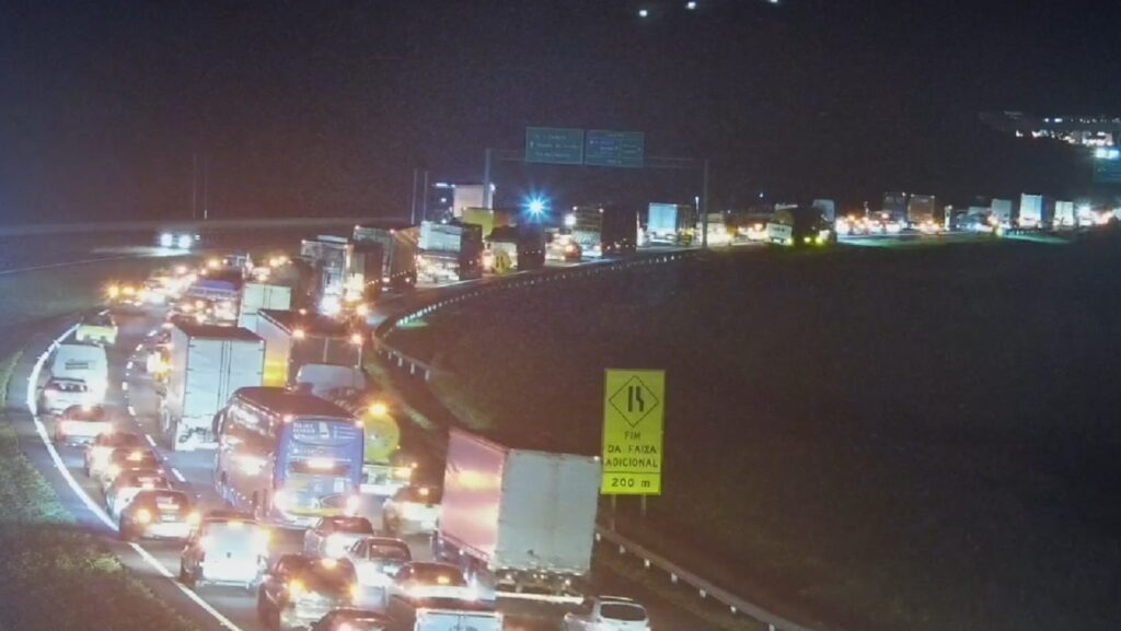 Engavetamento envolvendo 15 veículos deixa três feridos e bloqueia totalmente a rodovia Carvalho Pinto em Jacareí, SP