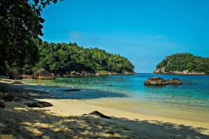 Praia no litoral de São Paulo vive dilema para ser eleita a menor do mundo