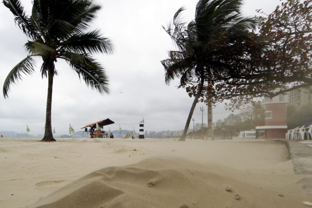 Marinha alerta que frente fria pode provocar ventos de até 65 km/h no Litoral Norte de SP