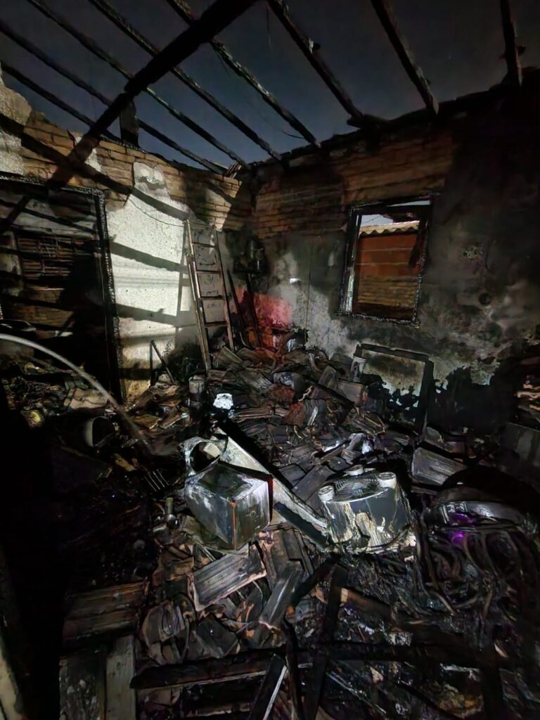 Idoso acamado é tirado de casa às pressas após fogo atingir o imóvel em São José dos Campos