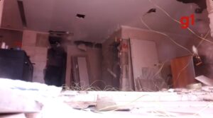 Celular resiste a toneladas de escombros e registra imagens da implosão de antigo hotel em São José; assista