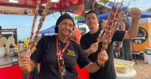 'Fui eu que lancei no ES': vendedora faz sucesso na WSL com espeto de churrasco 'gigante'