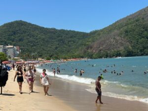 Praias do Litoral Norte de SP ficam movimentadas durante o feriado prolongado