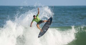 Surfista emociona após melhor nota na WSL em Guarapari e relembra infância: 'Só pedia uma oportunidade'