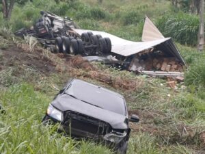 Colisão entre carro e carreta deixa duas pessoas feridas na Dutra, em Jacareí