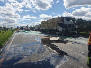Motorista de carreta fica em estado grave após acidente na Dutra; pista é liberada após 1h30