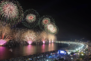 Enquanto os gringos vão para o RJ, cidade no litoral de São Paulo é a preferida dos brasileiros para o Réveillon
