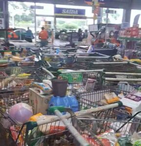 Vídeo mostra clientes abandonando carrinhos em supermercado do litoral paulista