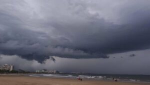 Ciclone extratropical intensifica ventos e chuva no litoral de SP; veja previsão