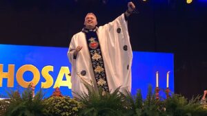 Em altar onde foi empurrado, padre Marcelo Rossi relembra episódio e diz: 'Deus levanta'
