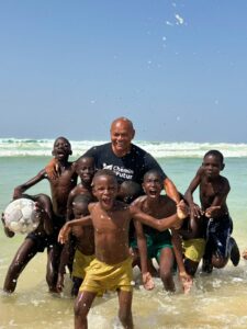 Conheça quem inspira: mulher cria projeto social embaixo de árvore, e bombeiro acolhe crianças na África