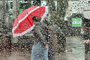 Temporal atinge o litoral de São Paulo com 50mm de chuva, raios e ventos de 60 km/h