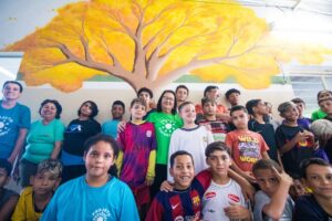 Mulher cria projeto social embaixo de uma árvore e transforma vidas há 30 anos no interior de SP