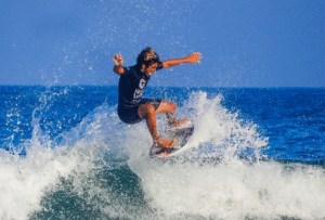 Três surfistas do Litoral Norte integram a seleção brasileira de surfe que disputa o ISA World Junior Surfing Championship 2025 no Peru.