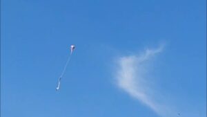 VÍDEO mostra balão sobrevoando Jacareí na manhã deste domingo (7)