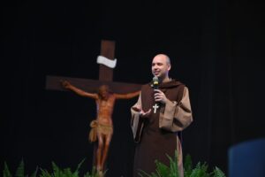 Pregação de Frei Gilson lota centro de eventos da Canção Nova; veja fotos