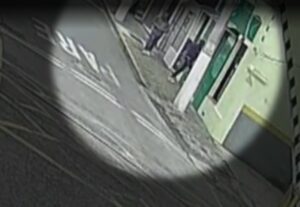 Vídeo mostra tentativa de assalto a joalheria que terminou com reação de policial de folga e morte de dois suspeitos em Guaratinguetá