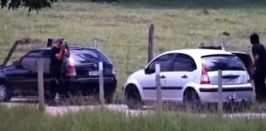 VÍDEO mostra troca de carros entre criminosos durante sequestro de empresária no Vale do Paraíba