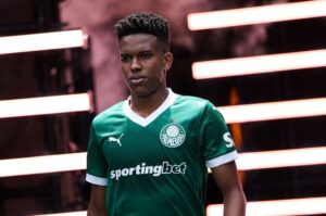 No futebol brasileiro, craque pode até ser feito em casa, mas não fica