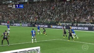 Esporte: Kaio Jorge faz gol e bebe líquido de copo arremessado; assista