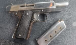 Regional: PM prende homem por violência doméstica, lesão corporal e posse ilegal de arma em Caraguá; vítima é socorrida ao hospital