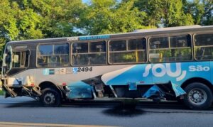 Regional: Acidente grave na SP-55: carro pega fogo após colisão com ônibus da SOU São Sebastião em Cambury
