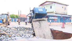 VÍDEO: caminhão é 'engolido' por cratera em São José dos Campos