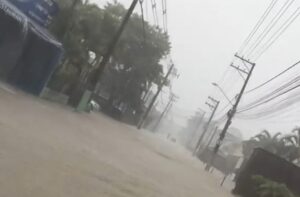 Chuva forte causa alagamentos e derruba muro de condomínio em São Sebastião