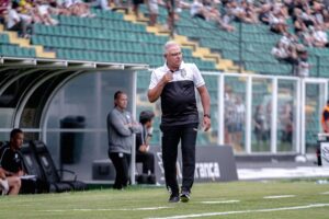 Esporte: Figueirense anuncia demissão de Waguinho Dias do cargo de técnico
