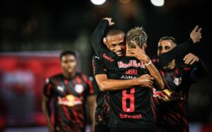 Bragantino atropela o Corinthians e segue 100% no Paulistão