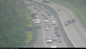 Acidente entre carro e guincho deixa um ferido na Rodovia dos Tamoios, em Caraguatatuba