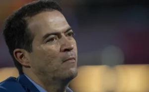 Bastidores do Corinthians expõem choque de estilos após troca no futebol